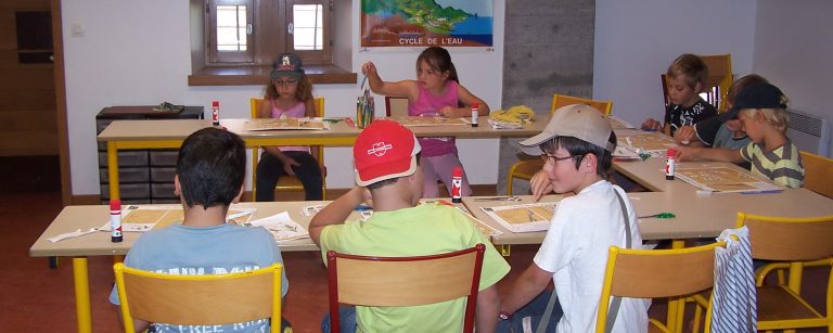 Groupe d'enfants en salle de travaux pratiques