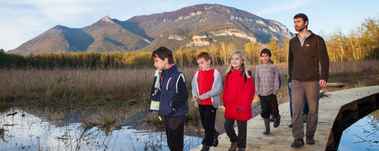 Groupe d'enfants accompagnés sur le pilotis devant le Grand Colombier