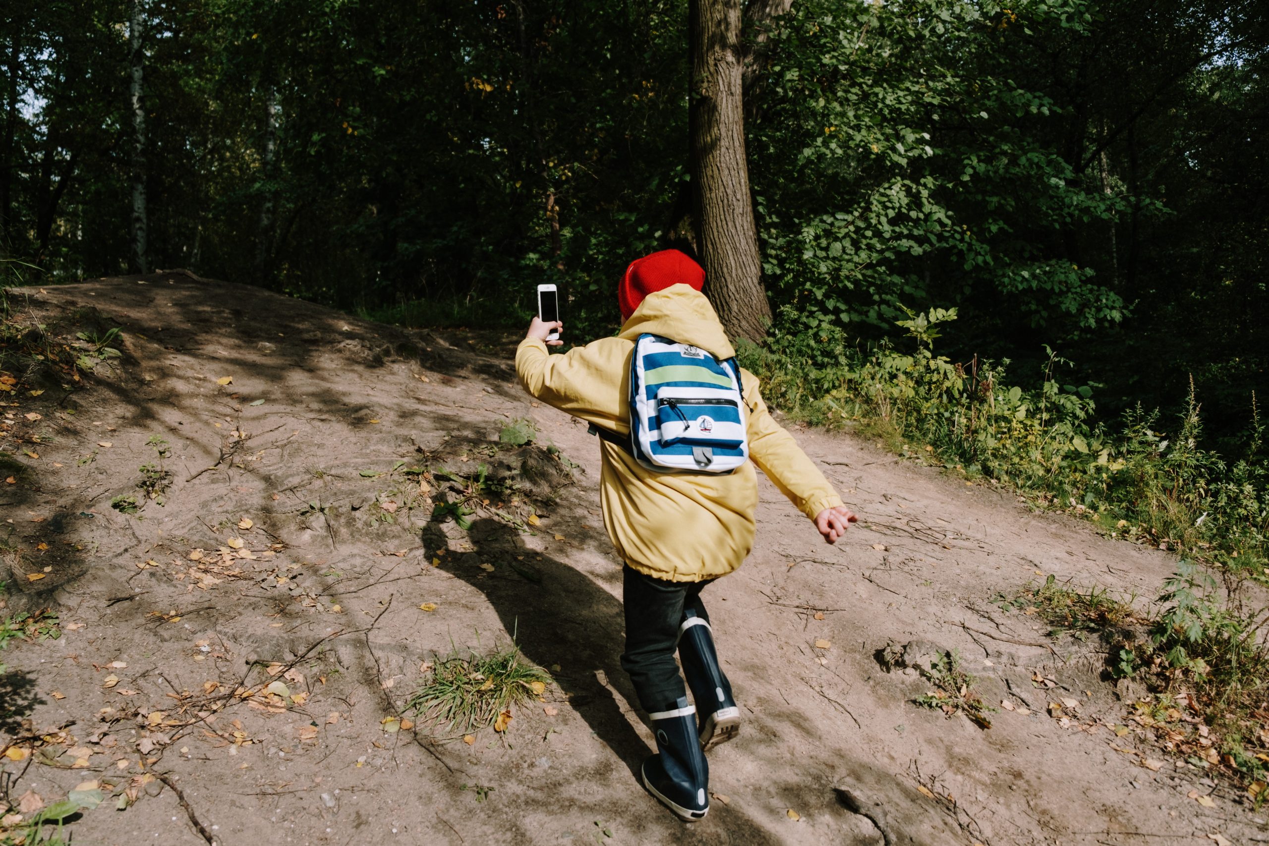 enfant dans une forêt