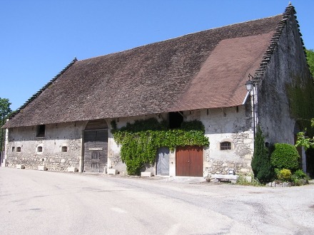 Grange cistercienne de la commune de Lavours - Mai 2004 (Photo : F. Darinot)