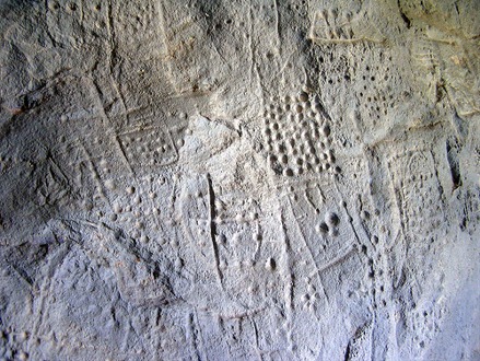 Gravure dans la pierre d'un abri sous roche au marais de Lavours